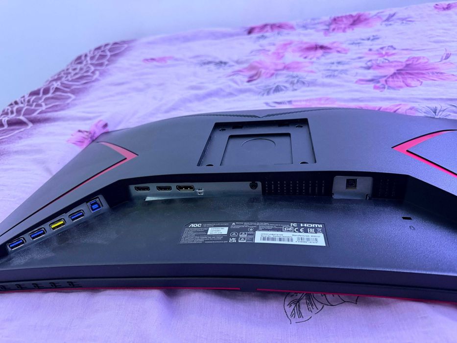 Monitor gaming curbat AOC 27” 240Hz – stare perfectă