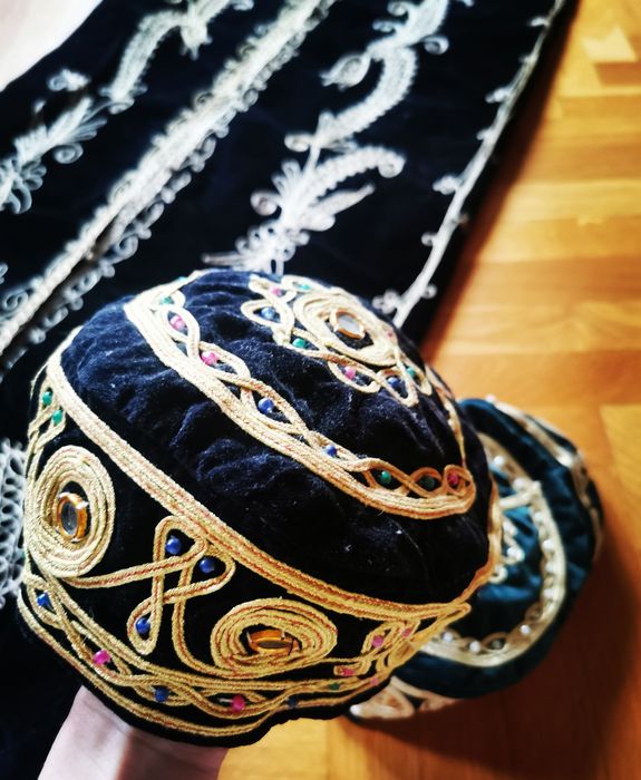 Винтидж бродиран кафтан и две винтидж узбекски шапки "Тубетей"