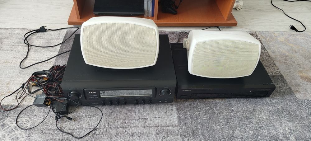 Sistem audio cu amplificator, tuner si 2 boxe