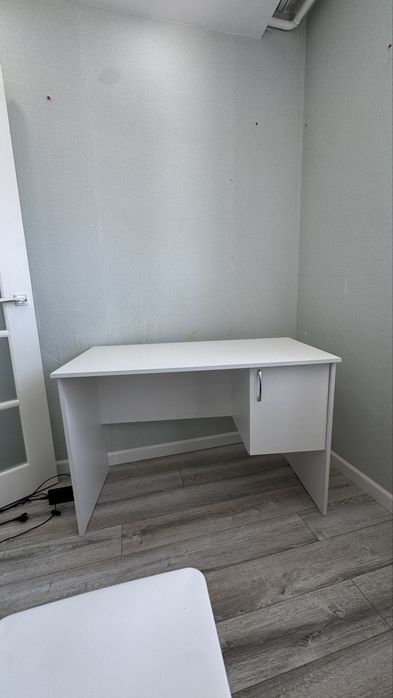 Продам стол белый