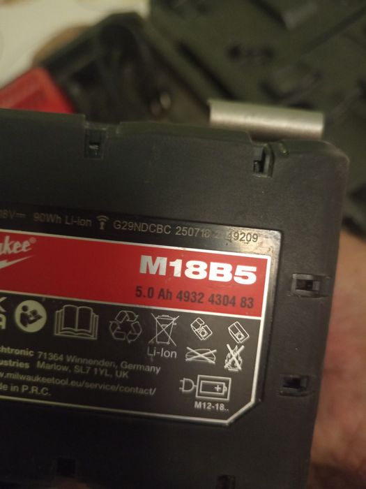 Vând trusa (bormașină) Milwaukee m 18