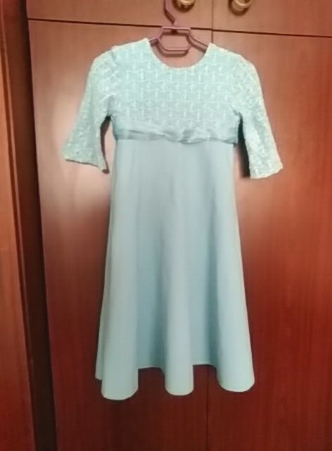 Продам нарядные  платья  размер  34,   32