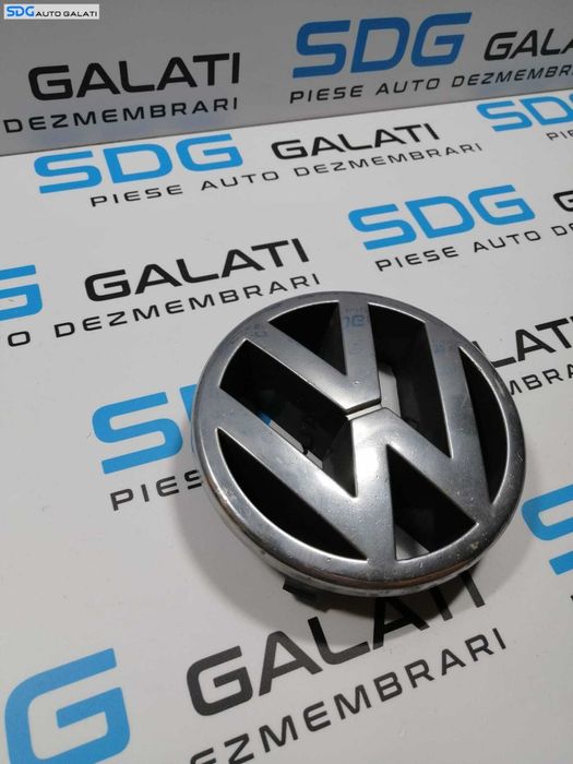 Sigla Emblema de pe Grila Bara Spoiler Fata Volkswagen Passat B5 1997 - 2001 Cod 3B0853601 3B0853601A