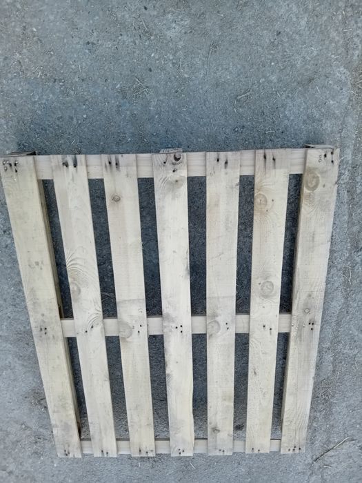 Продавам палети и дървени скари