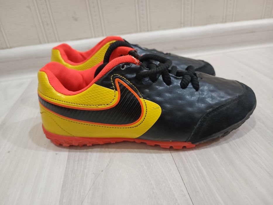 Продам бутсы и сороконожки