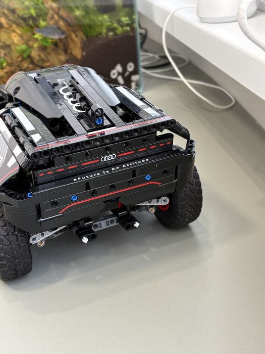Lego машинка модель Audi RS Q e-tron с торгом