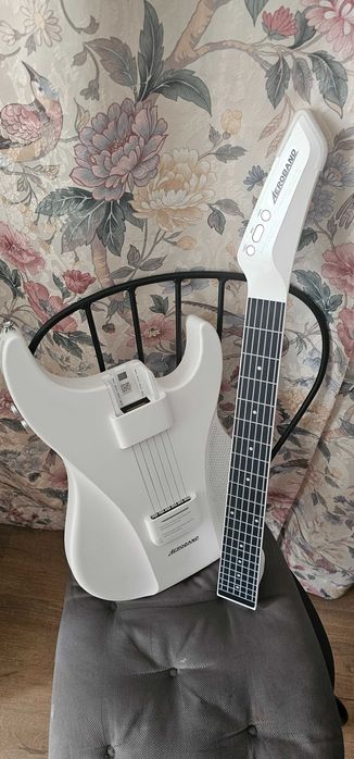 Chitară digitală pentru studiu silențios– perfectă pentru apartament”