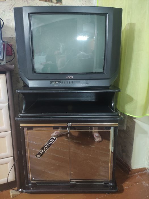 Продаю телевизор JVC с тумбой в отличном состоянии и отлично работает