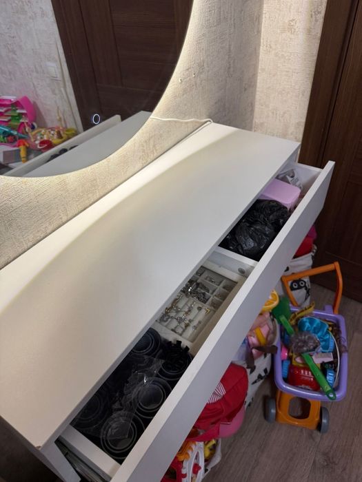 Продам Туалетный столик+зеркало