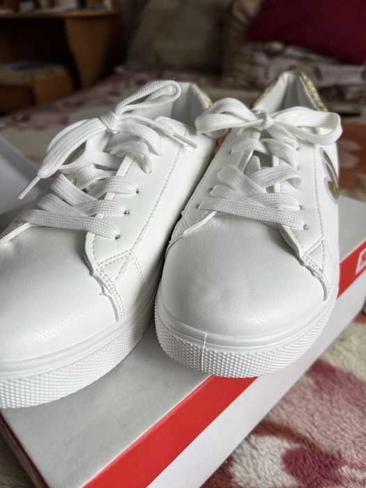 Кроссовки на весну р36