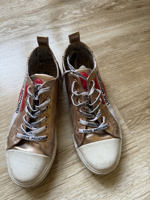 Оригинални сникърси Москино.