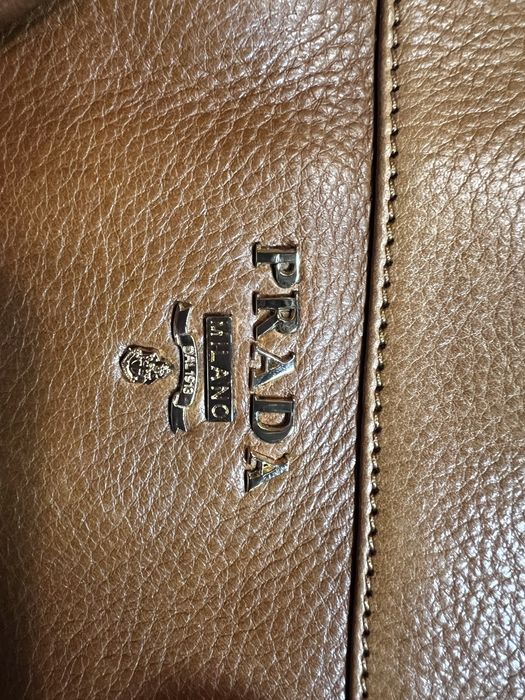 Оригинална чанта Prada Vitello Daino Leather Shoulder Bag (Кафяв / Карамел)