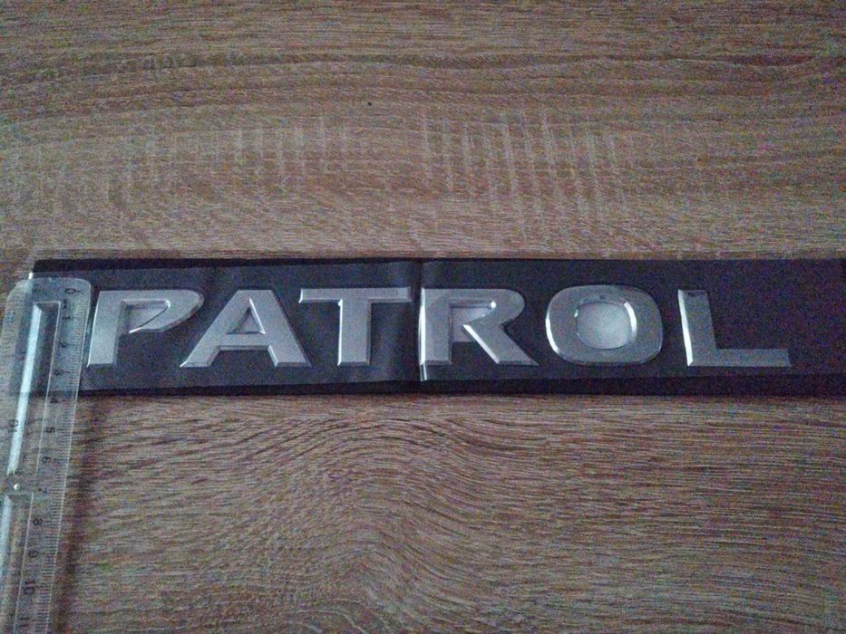 сребрист надпис Nissan Patrol