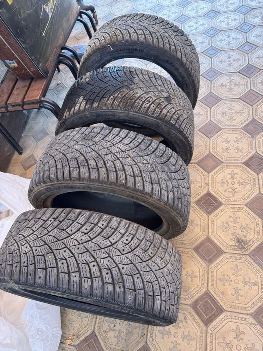 Шины зимние 235/45/18
