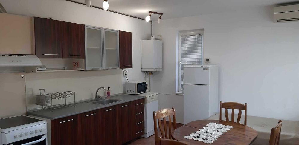 Дава се под наем Тристаен апартамент в Търговище, Център - 100 кв.м за 306 € - Снимка #2