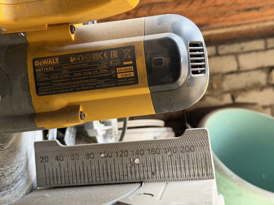 Торцовочна пила DeWAlT и Crown