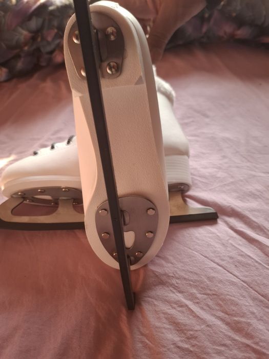 Кънки за лед.    .