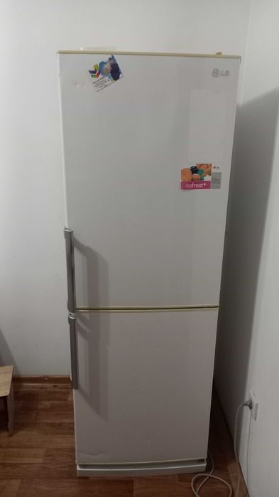 Продается двухкамерный холодильник Lg