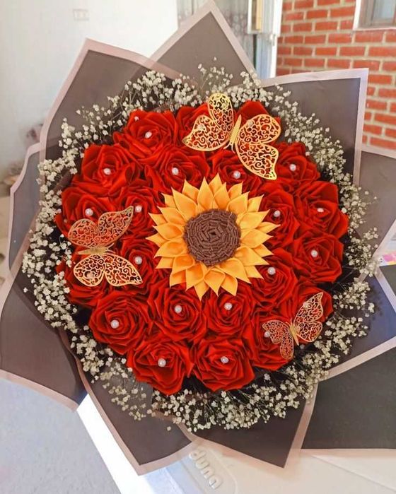 червени рози от сатен, вечни цветя в букет.