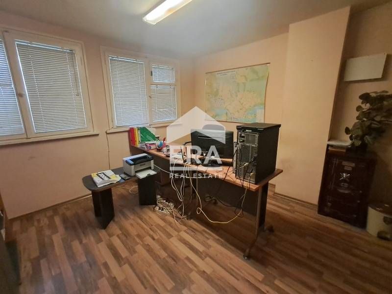 Обзаведен офис под наем, на първи етаж в тухлена жилищна сграда, район