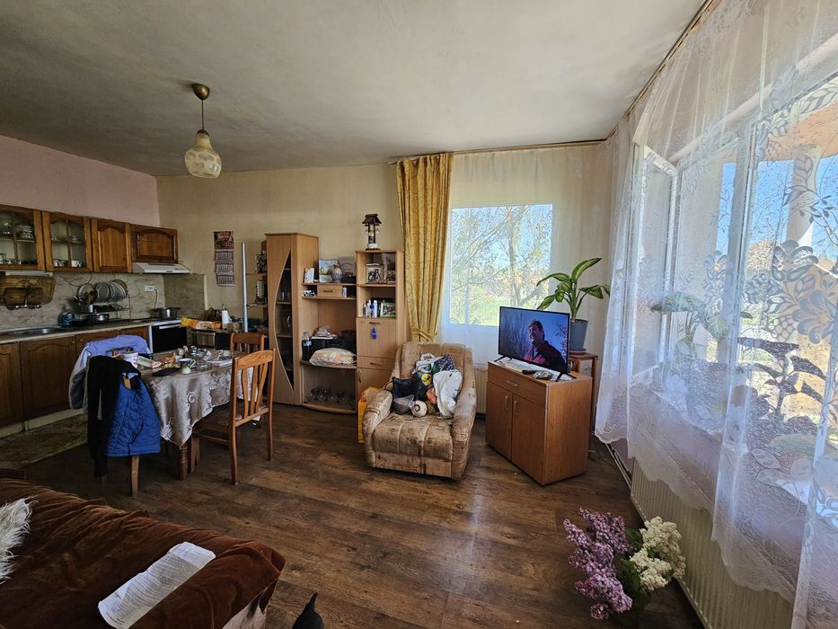 Двуетажна къща в с. Победа