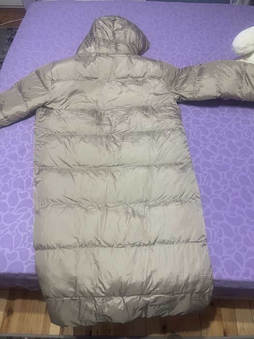 Бежова грейка с качулка, стандартна кройка, водоотблъскваща материя.