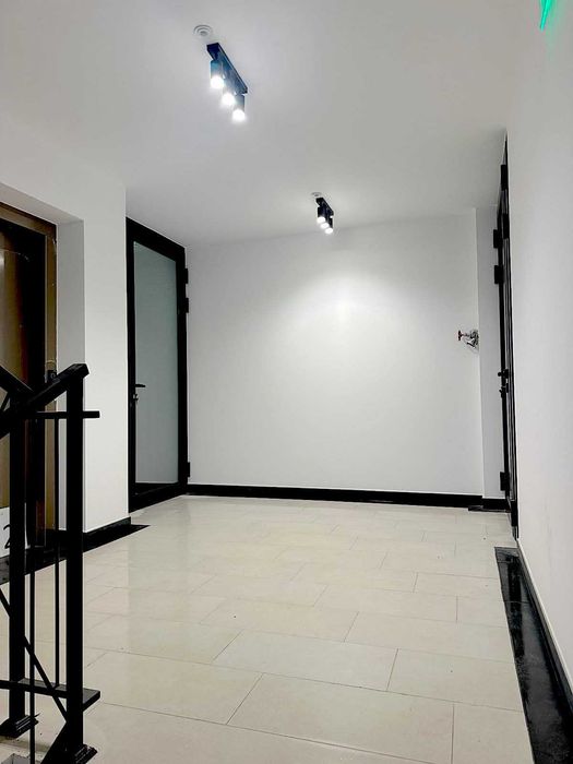 Дизайнерски обзаведен тристаен апартамент