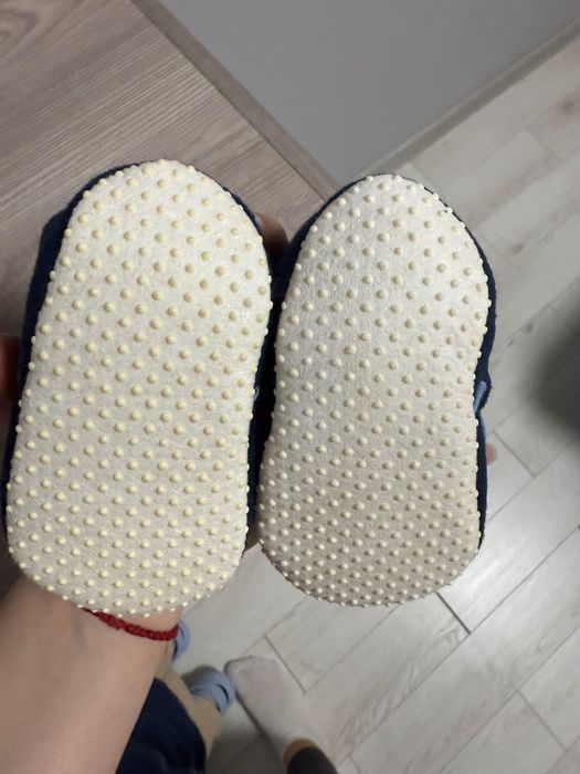 ПОДАРЯВАМ чисто нови бебешки обувки