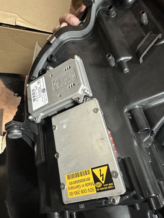 Mercedes Cls w219 facelift ЧИСТО НОВ ОРИГИНАЛЕН Xenon десен фар