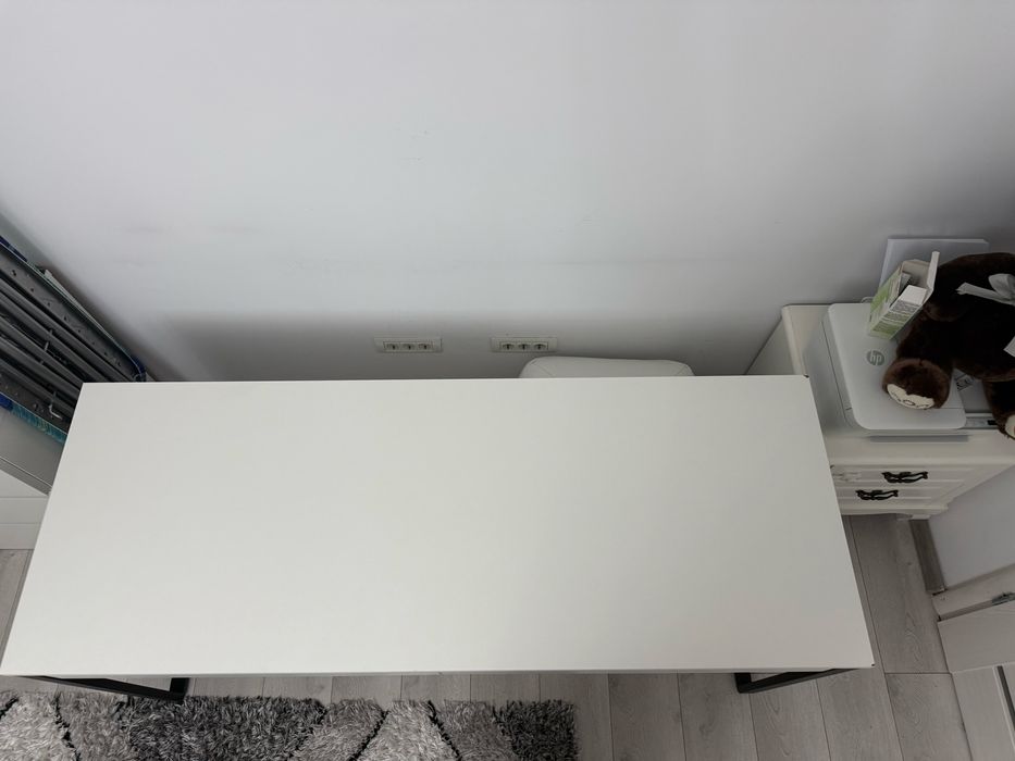 Birou cu picioare metalice