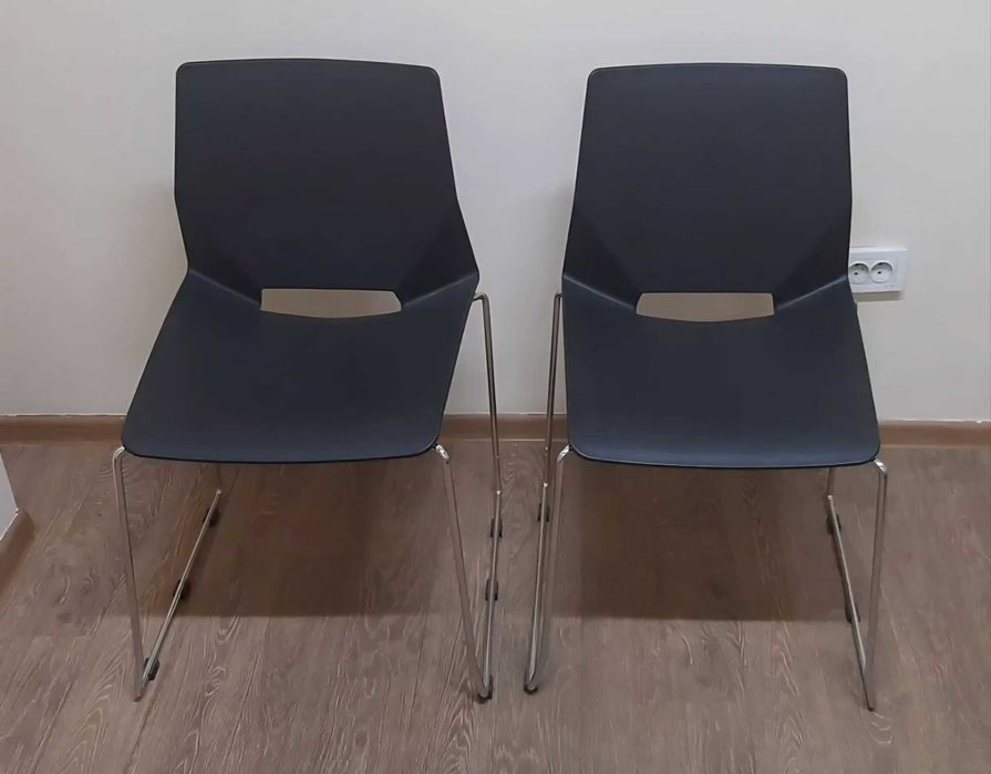 Офисные стулья черные