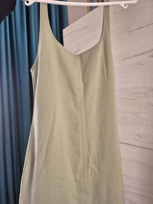 Rochie cu crapatura la spate