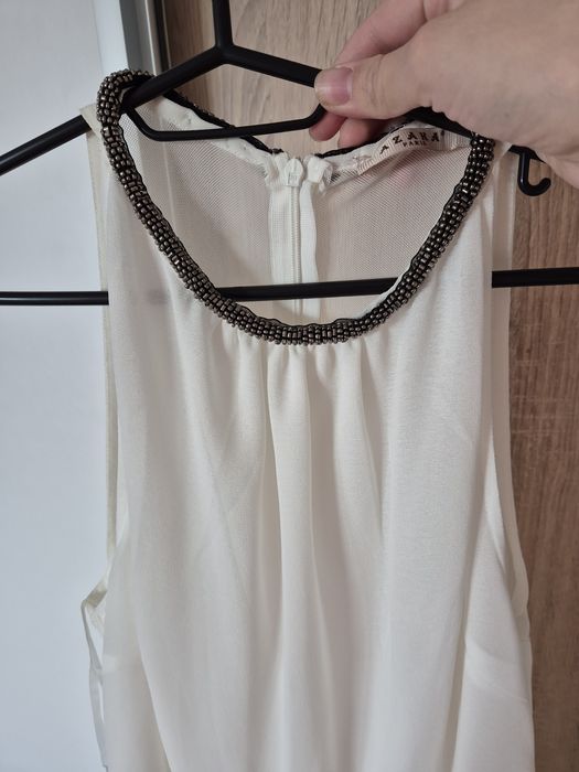 Бяла къса рокля с акцент