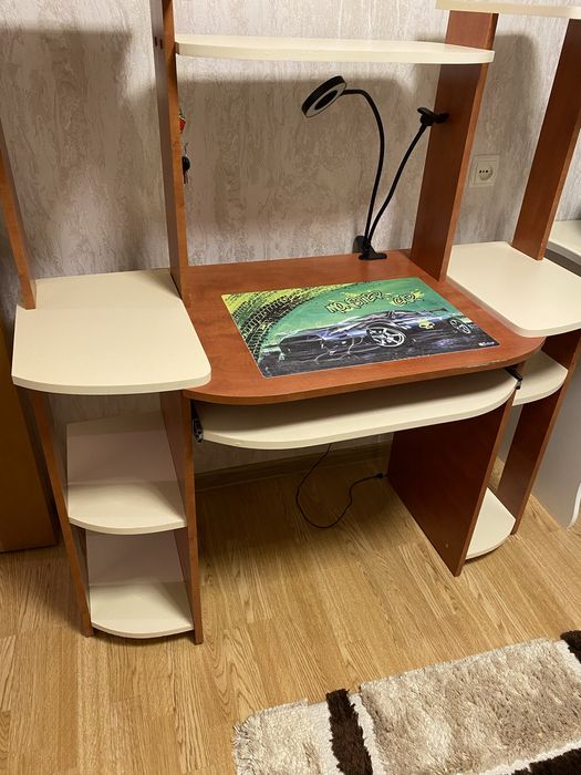 Срочно продается рабочий столик для школьников