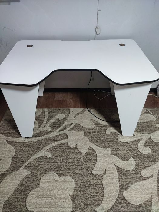 Компьютерный стол для геймера.