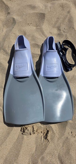 Продавам плавници speedo