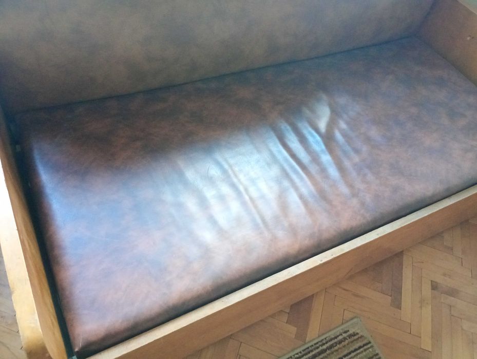 Продавам запазен единичен диван с две чекмеджета