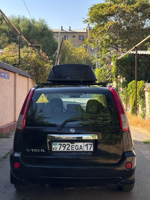 Машина Nisan X-Trail