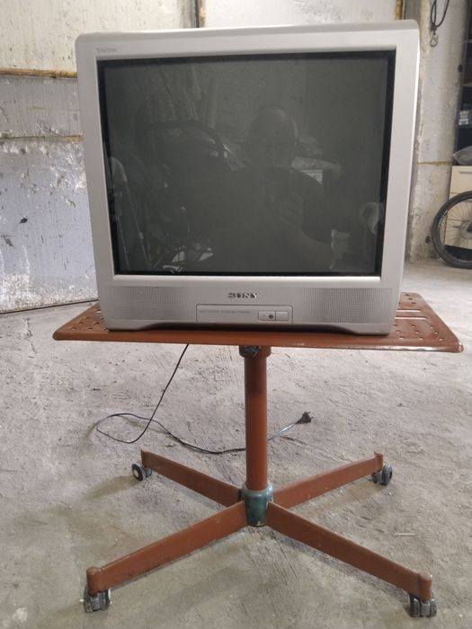 Продам телевизор SONI с подставкой