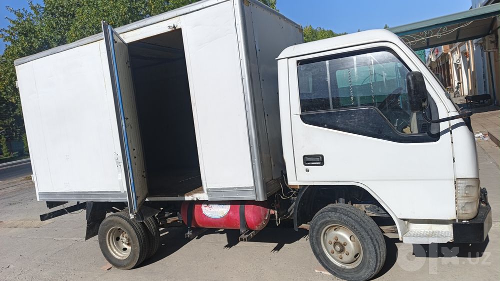 Kichik Isuzu JBc zoʻr moshina