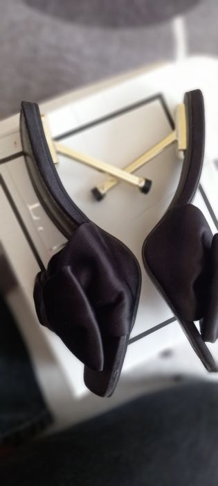 Sandale cu toc lungimea tocului este de 11