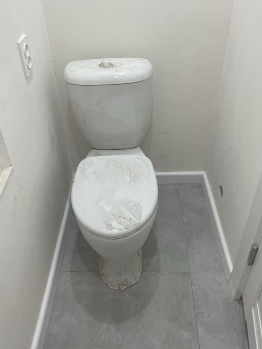 Продам унитаз и раковина с мебелью