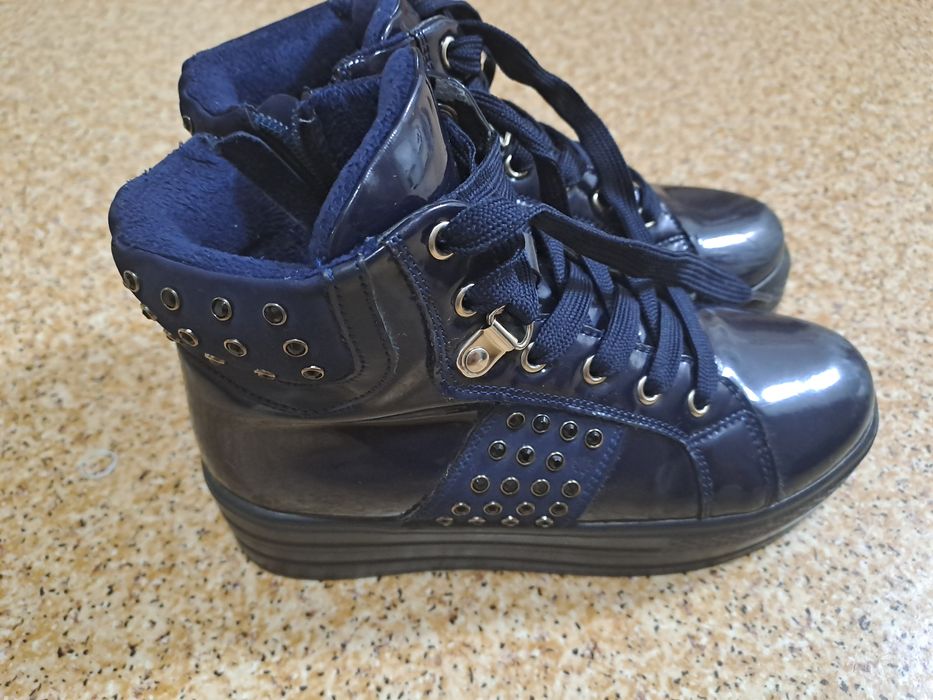 Продам весенний ботинки.