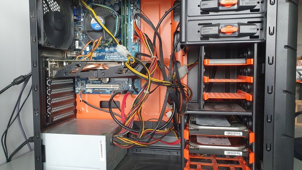 Unitate PC desktop i3, 16gb, hd6950, ssd 120gb monitor 22"