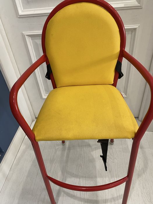 Детский стульчик. За общим столом.