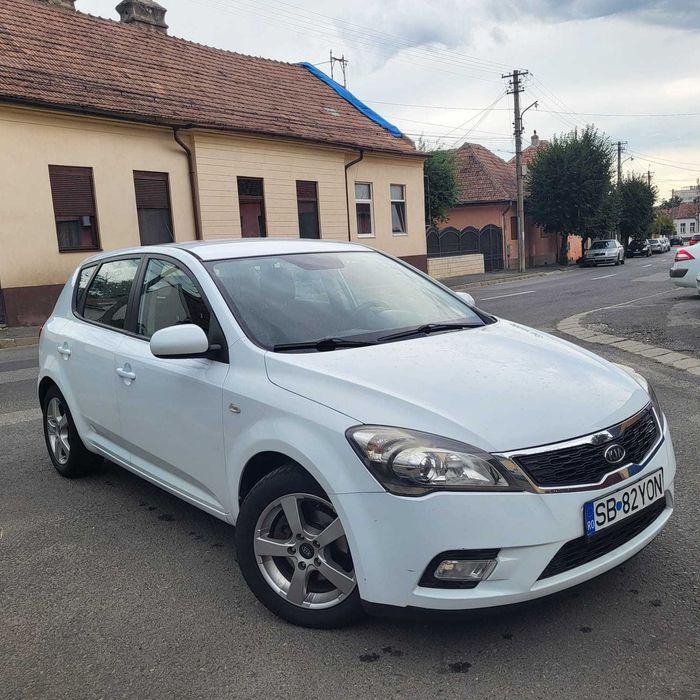 KIA CEED 1.4 an 2012 euro 5 90  CP stare deosebita tehnica si estetica carte service unic propietar,recent adus factura garantie