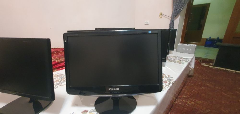 Kompyuterlar komplekt.