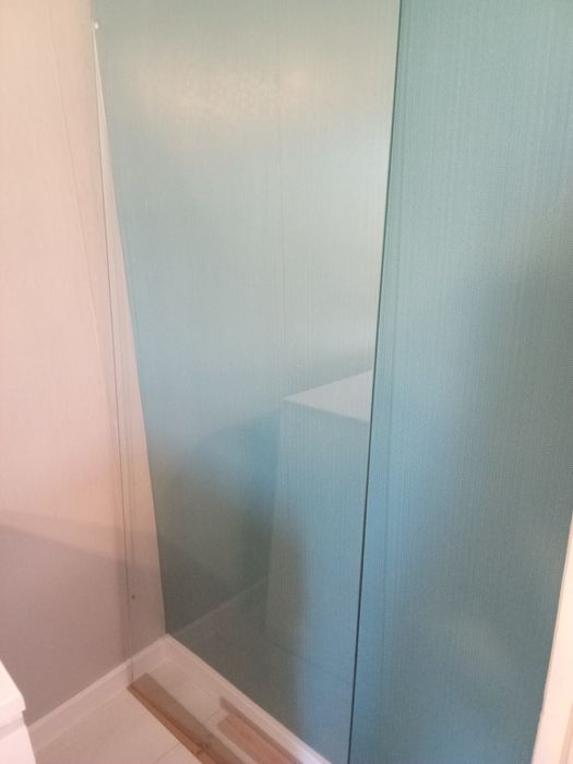 Стъклен параван за баня