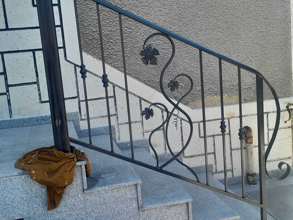 Парапети за стълбища и тераси от ковано желязо