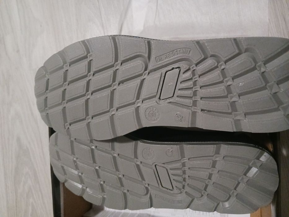 Продавам работни обувки